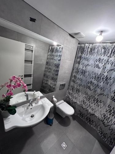 y baño con lavabo y aseo. en 365 Apartments in Bucharest, en Bucarest