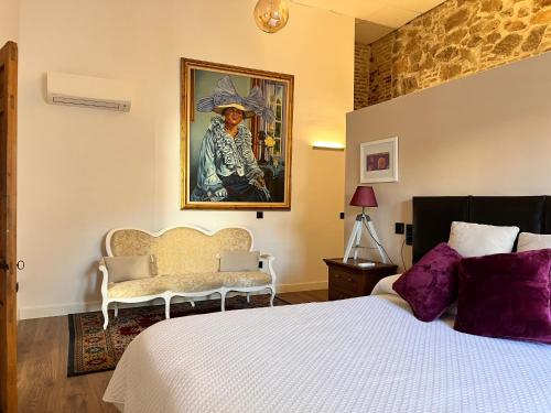 a bedroom with a bed and a painting on the wall at EL AMANTE in Consuegra