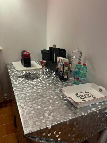 piano di lavoro con lavandino e bottiglie d'acqua di Nonna Maria a Airola
