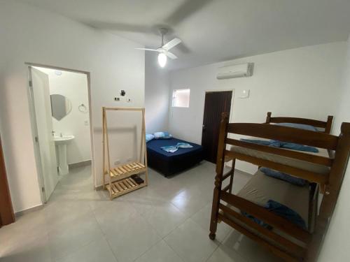 מיטה או מיטות קומותיים בחדר ב-Pousada e Espaco AURORA Peruibe