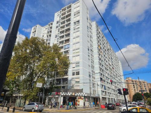ein hohes weißes Gebäude an der Ecke einer Straße in der Unterkunft Feels like home - La Boca in Buenos Aires