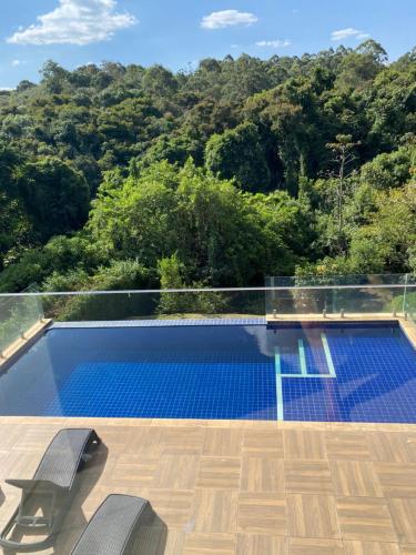 בריכת השחייה שנמצאת ב-Casa de campo espetacular condomínio a 50min de SP או באזור