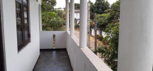 Balkón nebo terasa v ubytování Weherahena Holiday Resort