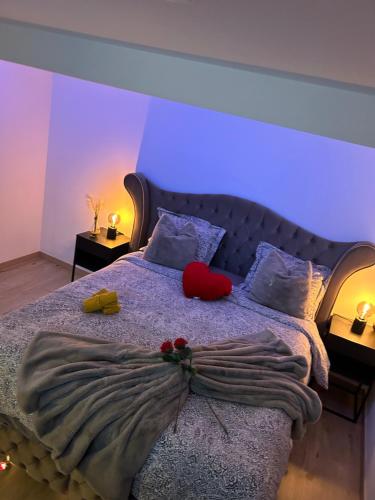 sypialnia z dużym łóżkiem z niebieskim światłem w obiekcie Havre de paix w mieście Verlaine
