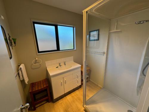 un baño con lavabo y ducha en 23 St James Avenue, en Hanmer Springs