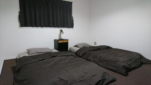 彦根市にあるLapus Honmachi No.200 / Vacation STAY 57908のベッドルーム1室(隣り合わせのベッド2台付)