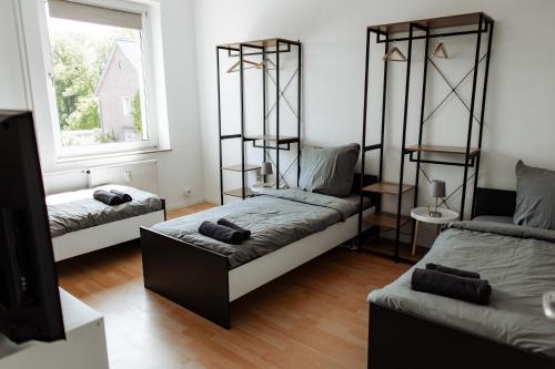 a living room with two beds and a window at 5 Bett-Wohnung in guter Lage von Geilenkirchen in Geilenkirchen