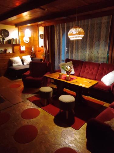 - un salon avec un canapé rouge et une table dans l'établissement Chata Hvězdička, à Litoměřice