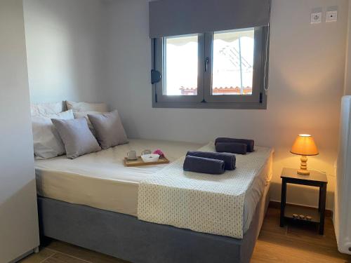 A bed or beds in a room at West Comfort - near Agia Marina metro