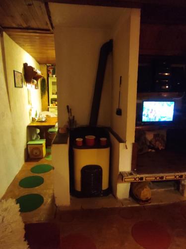 - un salon avec une cheminée dans une maison dans l'établissement Chata Hvězdička, à Litoměřice