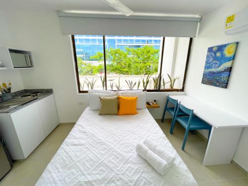 1 dormitorio con cama, escritorio y ventana en Magico Apartaestudio con Piscina 1 Habitacion PR29 en Montería