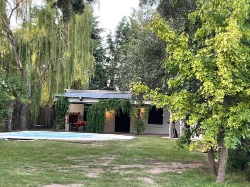 Der Swimmingpool an oder in der Nähe von Encantadora casa de campo