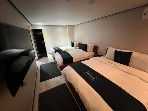 um quarto com duas camas nele com em Hotel Luna Hanok Village em Jeonju