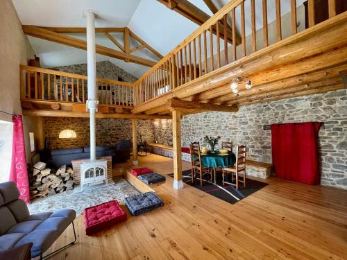 Posezení v ubytování Maison familiale 4 chambres avec jardin, cheminée, poêle à bois, parking et Wi-Fi - FR-1-582-230