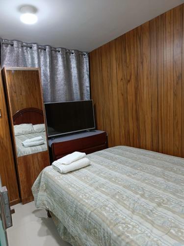 Studio Arenas في أريكيبا: غرفة نوم صغيرة مع سرير ومرآة