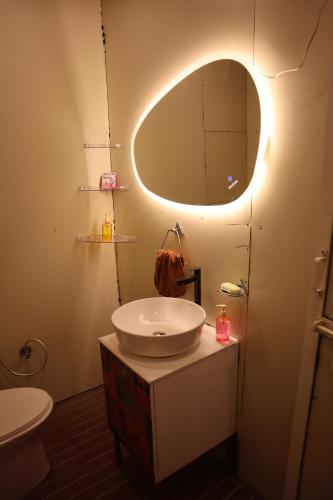 W łazience znajduje się umywalka i lustro. w obiekcie BlackWood Inn Farm Stay w mieście Mohāna