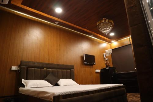 uma cama num quarto com uma parede de madeira em BlackWood Inn Farm Stay em Mohāna