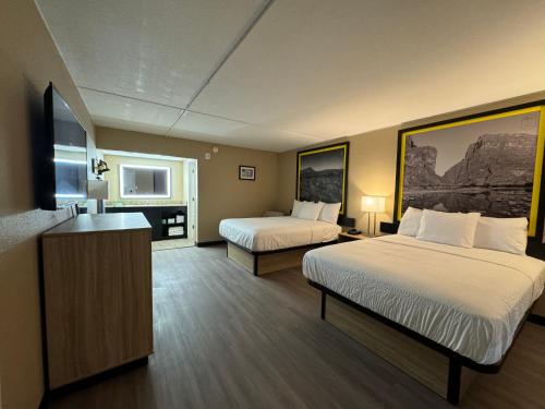 聖體市的住宿－Super 8 by Wyndham Corpus Christi Airport，酒店客房设有两张床和电视。