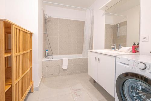 une salle de bain avec douche et lavabo et une machine à laver dans l'établissement Disneyland-Paris - 8 personnes, Wifi, Parking, à Serris