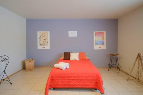 ein Schlafzimmer mit einem Bett mit einer roten Decke in der Unterkunft Planta Alta in Ensenada