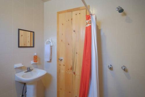 ein Badezimmer mit Dusche und Waschbecken in der Unterkunft Planta Alta in Ensenada