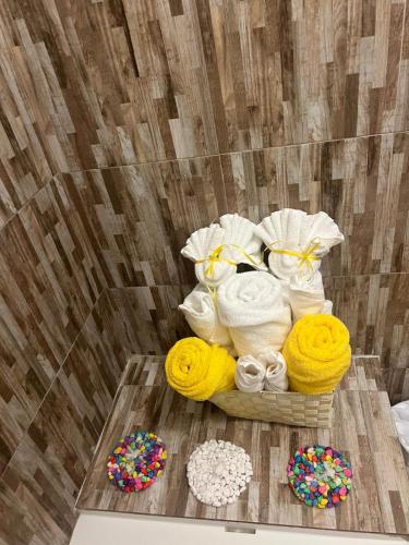een mand met handdoeken en donuts op een tafel bij Room in Apartment - Bahamas petapat suite in Nassau