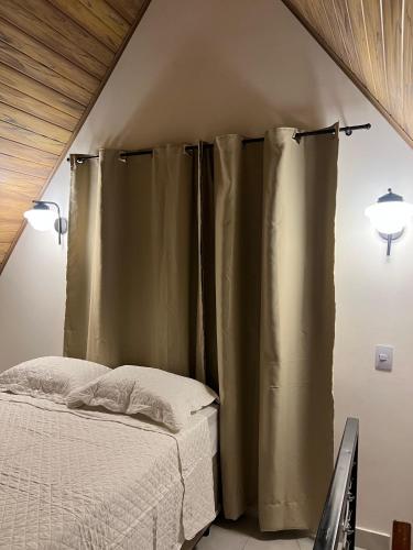Postel nebo postele na pokoji v ubytování Loft Serra Chalés