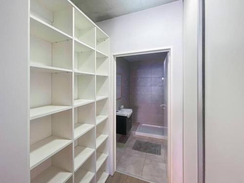 baño con vestidor con estanterías blancas en Estudio en La Boca-Confort y Encanto-Filiberto en Buenos Aires