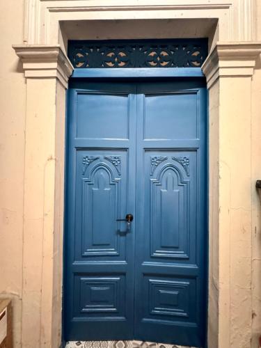 Diriamba的住宿－The Vintage villa，建筑物的蓝色前门