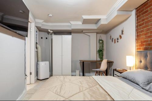 1 dormitorio con cama y escritorio en Room at the heart of East Village 1 en Nueva York