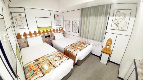 Postel nebo postele na pokoji v ubytování Henn na Hotel Osaka Shinsaibashi