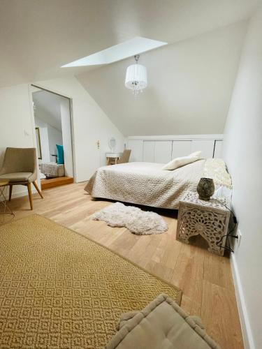 une chambre avec un lit, une table et une chaise dans l'établissement Appartement charmant et lumineux, à Villejuif