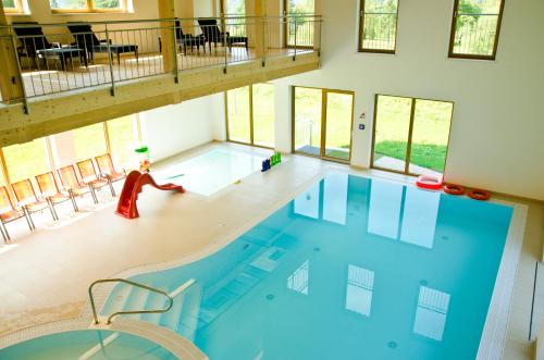 una vista aérea de una piscina en una casa en Dormio Hotel Obertraun, en Obertraun