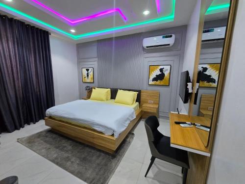 Postel nebo postele na pokoji v ubytování Genesis Grid Homes (Capri Edition)