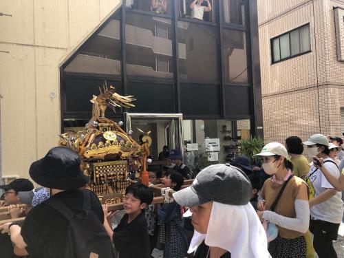 una multitud de personas de pie alrededor de un santuario dorado en MAKOTO GUESTHOUSE -Enjoy your stay-, en Tokio