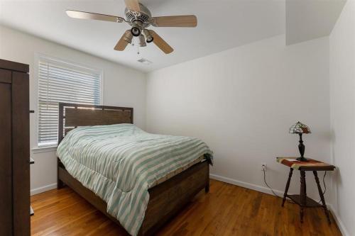 1 dormitorio con 1 cama y ventilador de techo en Cozy and Quiet- Seaview Avenue in Wildwood Crest en Wildwood