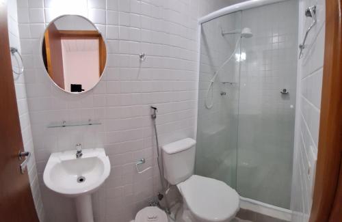 uma casa de banho com um WC, um lavatório e um chuveiro em VILLAGIO CHARMOSO NA PRAIA DA MOCOCA em Caraguatatuba