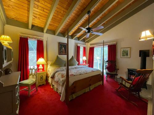 ウェスト・ドーバーにあるDeerhill Innの赤いカーペットフロアのベッドルーム1室(ベッド1台付)