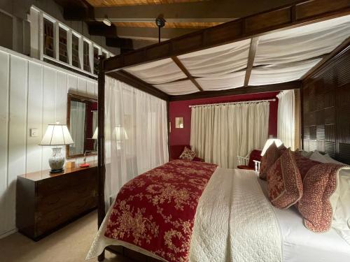 Ένα ή περισσότερα κρεβάτια σε δωμάτιο στο Deerhill Inn
