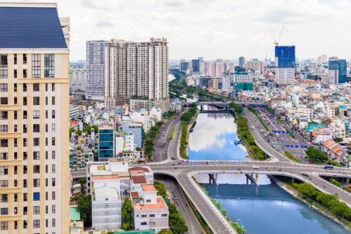 una vista aerea di una città con un fiume e di edifici di January Apartment ad Ho Chi Minh
