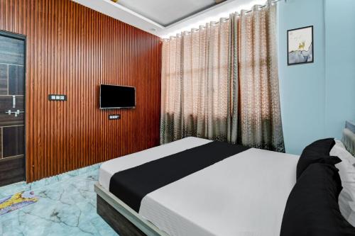 OYO Flagship Hotel Singh Residency tesisinde bir odada yatak veya yataklar