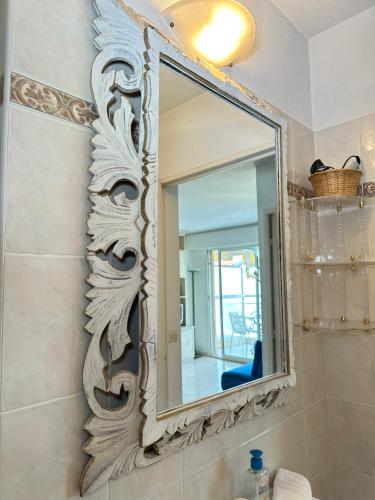 un miroir sur le mur d'une salle de bains dans l'établissement Charming Apartment in Cannes 10-min to beach, à Cannes