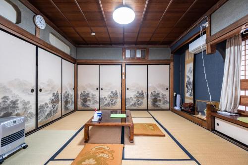 松本市にあるHostel みんか松本のリビングルーム(大きな窓、テーブル付)
