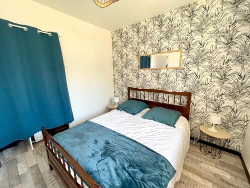 - une chambre avec un lit et un rideau de douche bleu dans l'établissement Maison à 650m de la mer avec jardin, véranda et WIFI - FR-1-231-325, à Bretignolles-sur-Mer