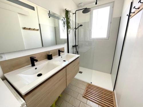 une salle de bain avec un lavabo et une douche dans l'établissement Maison à 650m de la mer avec jardin, véranda et WIFI - FR-1-231-325, à Bretignolles-sur-Mer