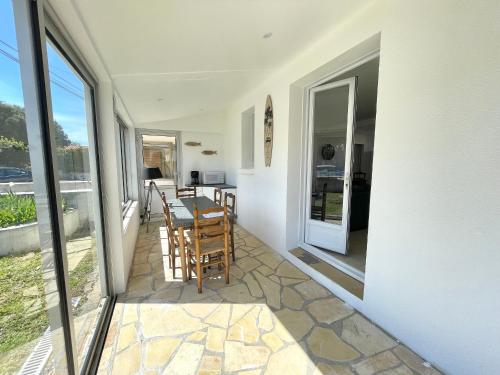 une chambre avec un balcon avec une table et des chaises dans l'établissement Maison à 650m de la mer avec jardin, véranda et WIFI - FR-1-231-325, à Bretignolles-sur-Mer
