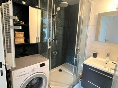 une salle de bain avec douche et machine à laver dans l'établissement Bel appartement 3 pièces avec WIFI, proche plage et commerces, balcon et parking privé. - FR-1-712-79, à Villers-sur-Mer