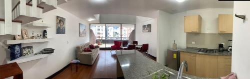 Habitación con cocina y sala de estar. en Confortable departamento tipo loft, en Quito
