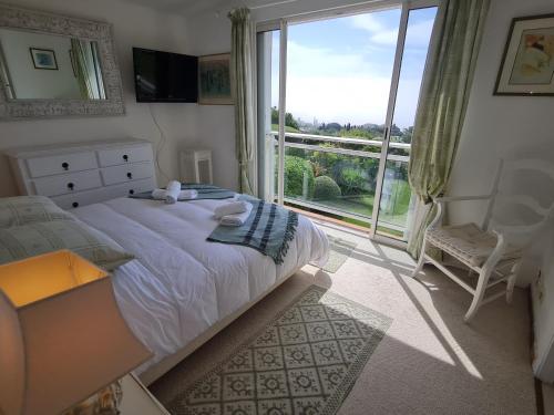 une chambre avec un lit et une grande fenêtre dans l'établissement Villa 5 pièces + 2 chambres indépendantes - Piscine privée, jardin, climatisation, Wi-Fi - FR-1-780-79, à Grimaud