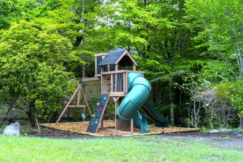 um parque infantil com um escorrega e uma estrutura de jogos em koti hakone（コティ箱根） em Hakone